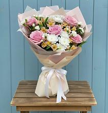 Букет цветов из:  Гвоздики, Орхидеи и Розы в Суходоле