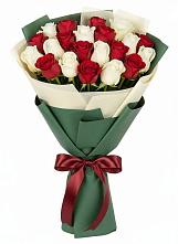Букет Микс из красных и белых роз в Суходоле