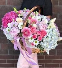 Цветочная композиция из Розы, Хризантемы, Пионы и Лизиантусы в корзине в Суходоле