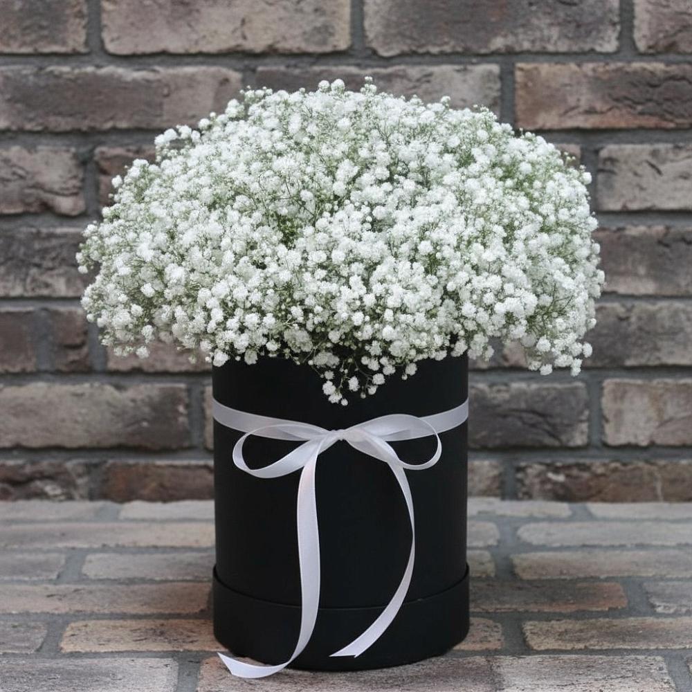 Цветочная композиция из Гипсофила в шляпной коробке в Суходоле