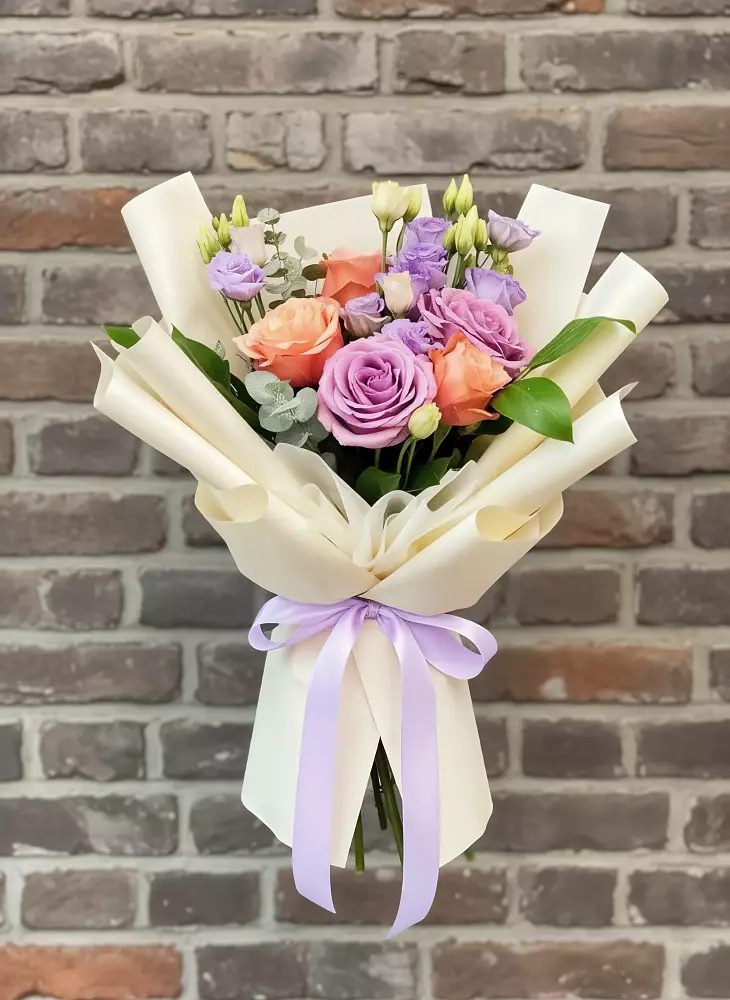 Букет цветов из: Лизиантусы и Розы в Суходоле