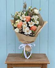 Букет цветов из:  Альстромерии, Лизиантусы, Розы и Хризантемы в Суходоле