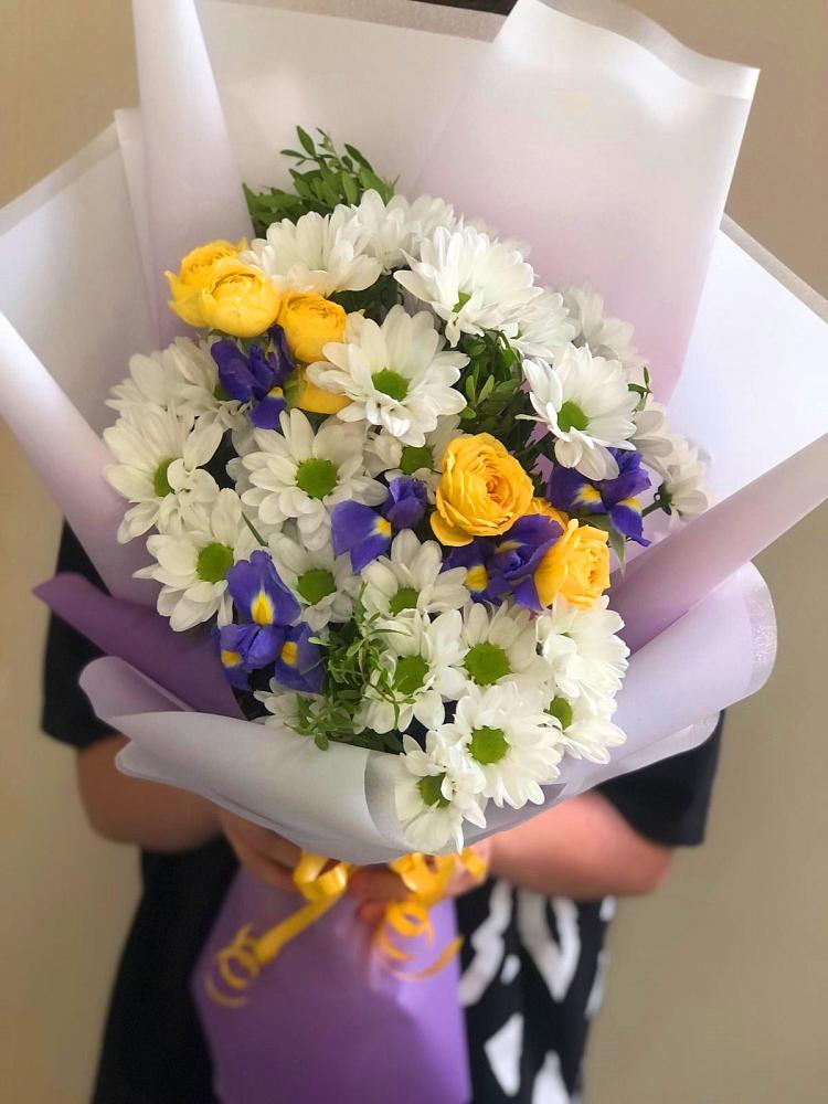 Букет цветов из: Ирисы, Хризантемы и Розы в Суходоле