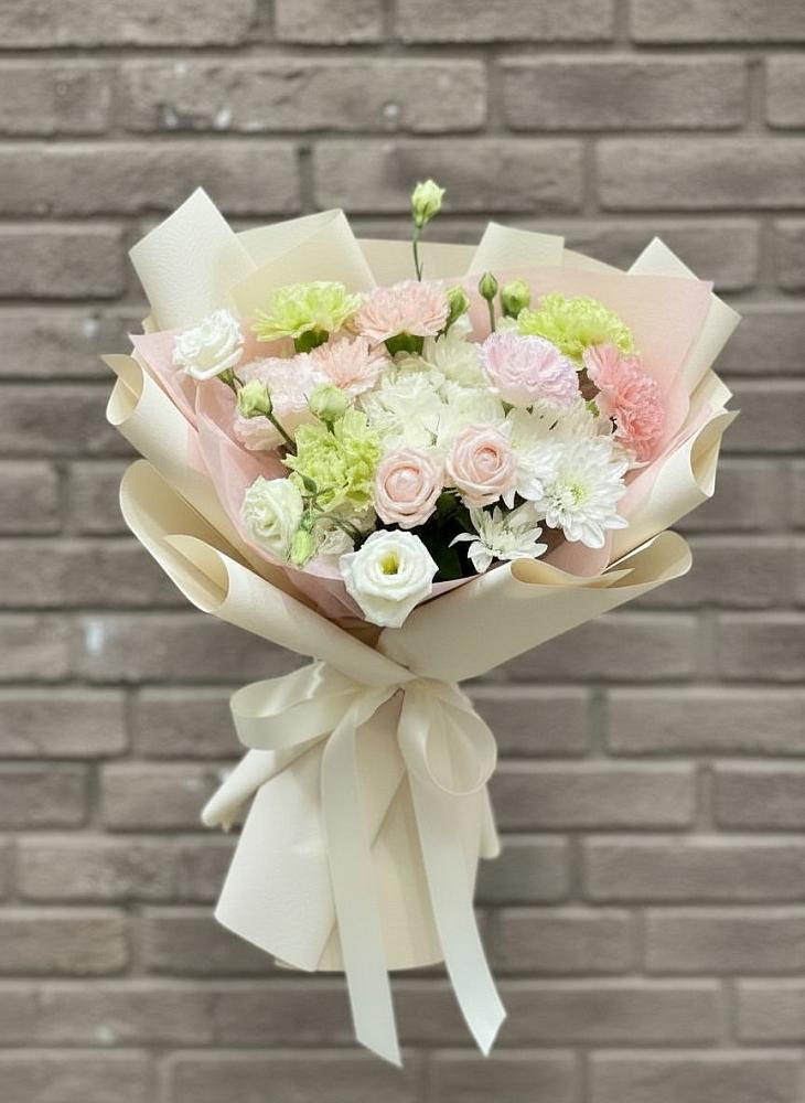 Букет цветов из: Гвоздики, Розы, Лизиантусы и Хризантемы в Суходоле