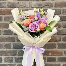 Букет цветов из:  Лизиантусы и Розы в Суходоле