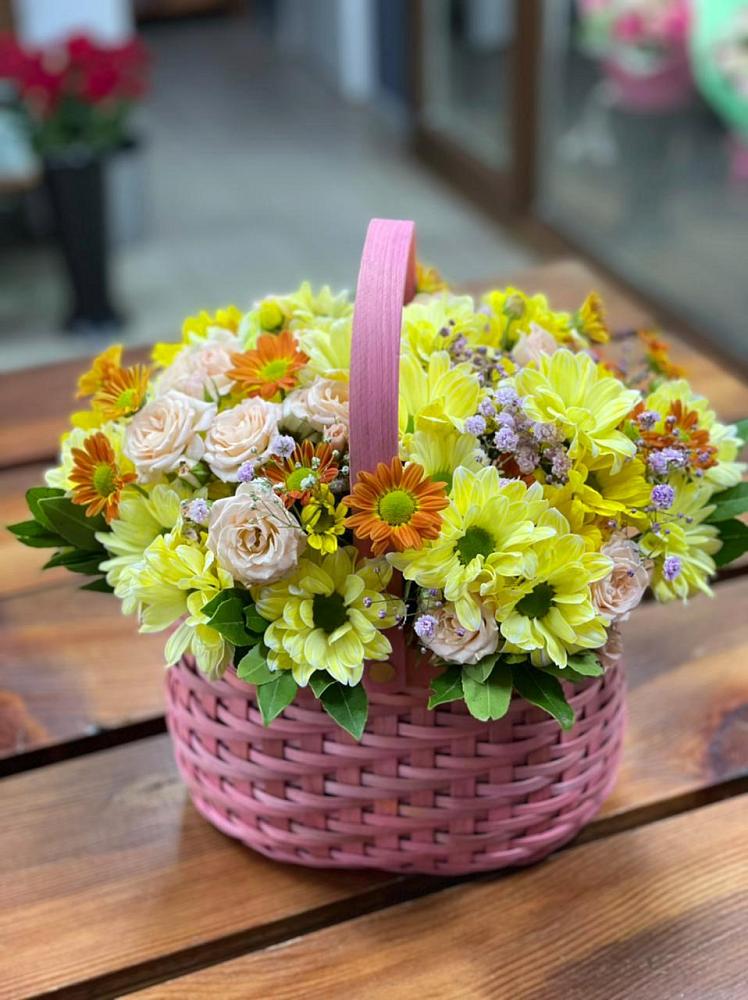 Цветочная композиция из Хризантемы и Розы в корзине в Суходоле