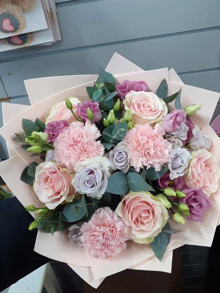 Букет цветов из: Розы, Гвоздики и Лизиантусы в Суходоле