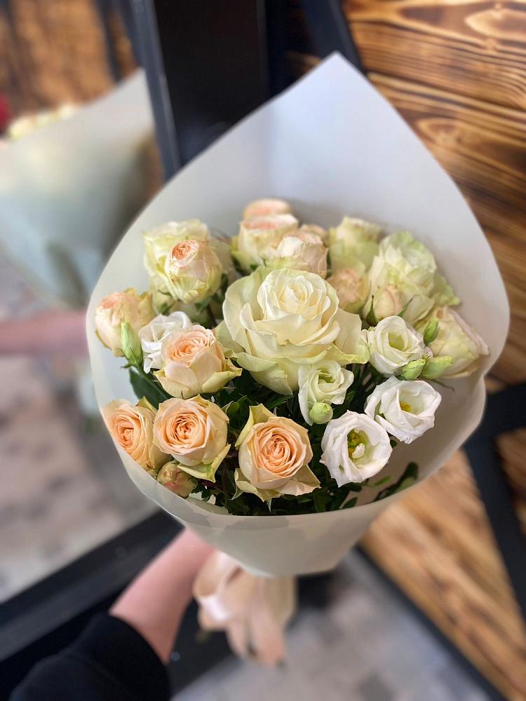 Букет цветов из: Розы и Лизиантусы в Суходоле